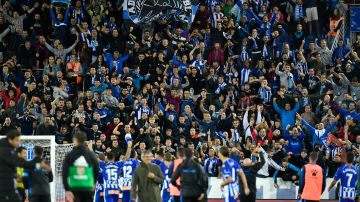 La afición del Deportivo La Coruña llenó las gradas de Riazor en donde se dieron cita más de 30,000 fanáticos para presenciar la victoria del cuadro gallego.