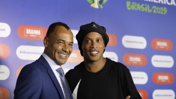 Cafú (i) y Ronaldinho (d) se reencontrarán el domingo en el Maracaná.