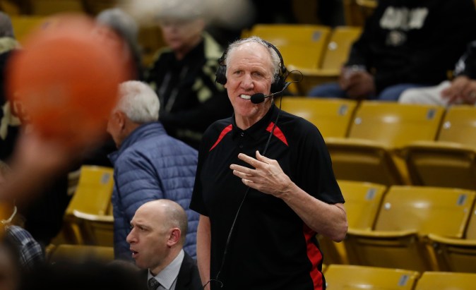 Bill Walton tuvo una exitosa carrera como comentarista deportivo en transmisiones no sólo de la NBA sino también del baloncesto universitario en donde fue una leyenda con el equipo de la UCLA.