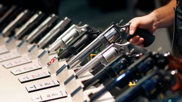 Los fiscales quieren impedir verificación de antecedentes en shows y ferias de armas de fuego.