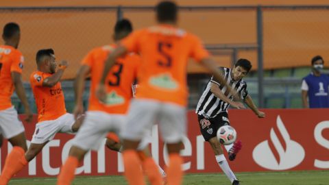 Nacho of Brazil's Atletico Mineiro, right, strikes the ball during a Copa Libertadores soccer match against Venezuela's Deportivo La Guaira in Caracas, Wednesday, April 21, 2021. (Manaure Quintero/Pool via AP)