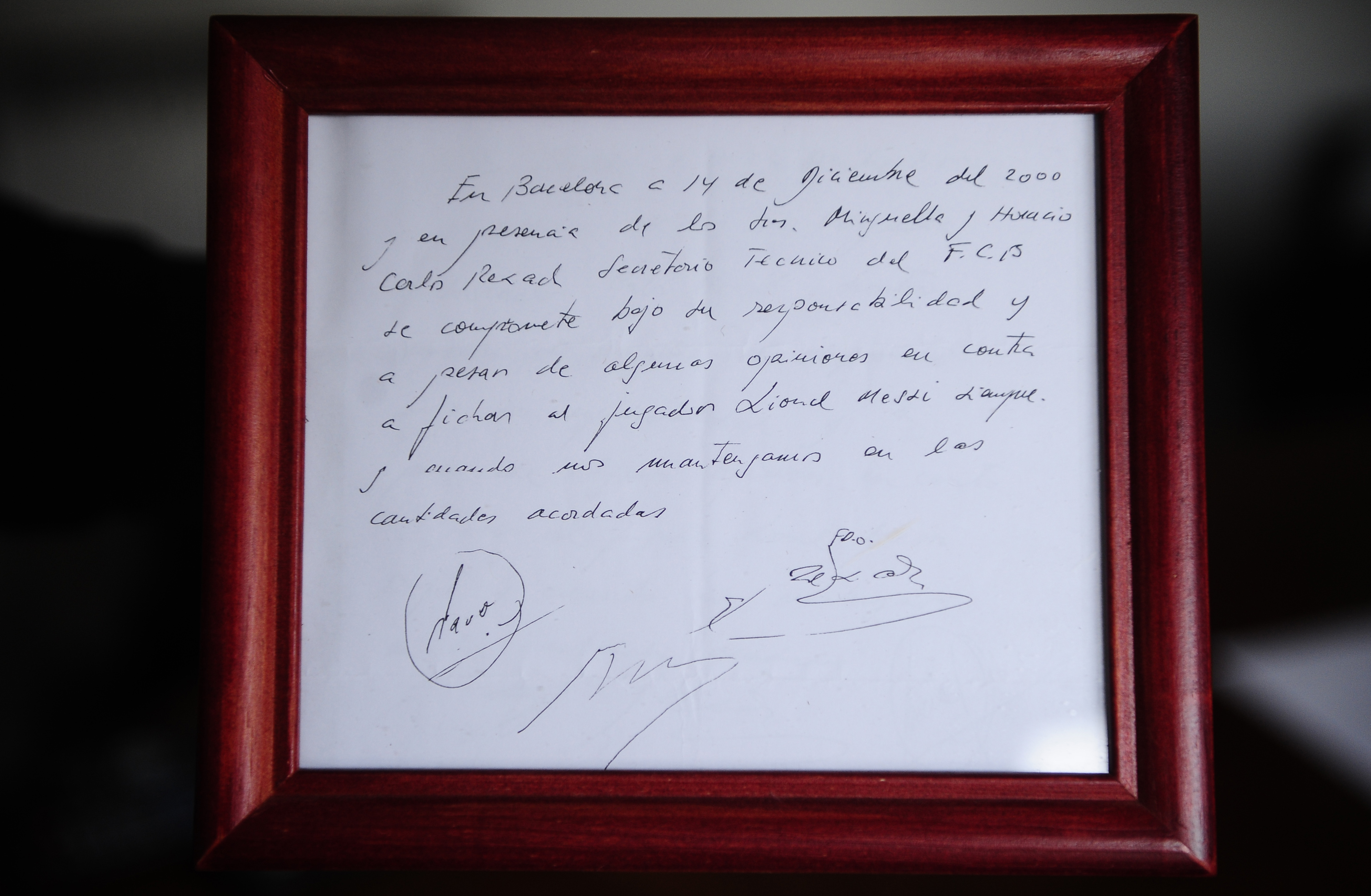 Una imagen de la servilleta que fue subastada en $965,000 dólares donde se puede leer la intención del FC Barcelona de contratar a un joven Lionel Messi de apenas 13 años.