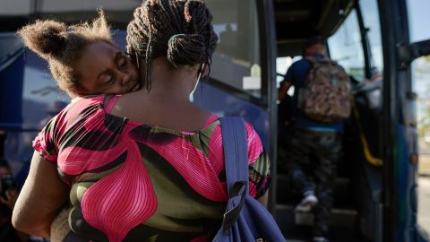 Autoridades rescatan a 407 personas migrantes abandonadas en tres autobuses al sur de México