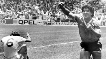Diego Armando maradona celebra su segundo gol contra Inglaterra, denominado "El Gol del Siglo", durante la Copa del Mundo de México 1986.