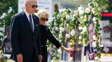 A dos años de la masacre en Uvalde, Biden insiste en restringir las armas de asalto