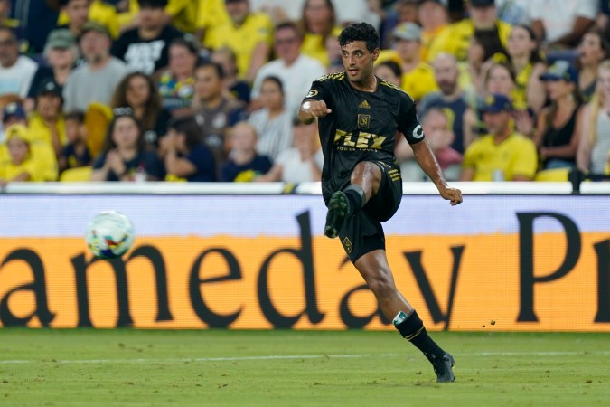 El futuro de Carlos Vela se mantiene como una incógnita ya que el jugador mexicano se ha encargado de tomarse su tiempo para decidir en donde seguirá su carrera la próxima temporada.