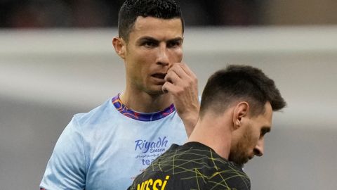 Cristiano Ronaldo junto a Lionel Messi en la última vez que se enfrentaron en el 2023 en el duelo entre el París Saint-Germain ante el Al-Nassr.