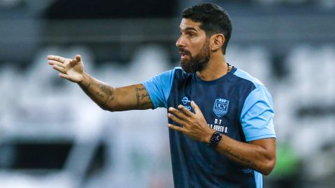 Coach Sebastian Abreu of Peru's Universidad Cesar Vallejo instructs his players during a Copa Sudamericana Group A soccer match against Brazil's Botafogo at the Nilton Santos stadium in Rio de Janeiro, Brazil, Thursday, April 20, 2023. (AP Photo/Bruna Prado)