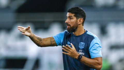 Coach Sebastian Abreu of Peru's Universidad Cesar Vallejo instructs his players during a Copa Sudamericana Group A soccer match against Brazil's Botafogo at the Nilton Santos stadium in Rio de Janeiro, Brazil, Thursday, April 20, 2023. (AP Photo/Bruna Prado)