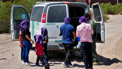 Caen un 30% las detenciones de migrantes en la frontera sur de EEUU respecto al año pasado