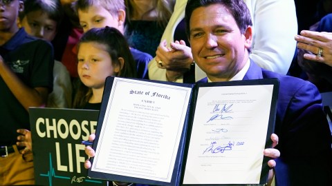 Florida aclara las excepciones a la prohibición del aborto de 6 semanas después de que entre en vigor
