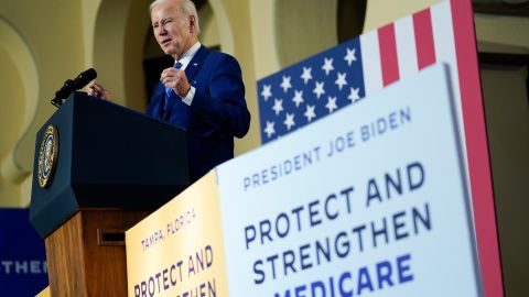 Los votantes latinos celebran las politicas de Biden en materia de salud y empleo.