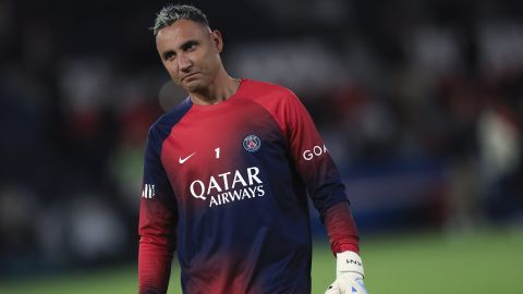 PSG's goalkeeper Keylor Navas warms up prior to the French League One soccer match between Paris Saint Germain and Olympique de Marseille at Parc des Princes stadium in Paris, France, Sunday, Sept. 24, 2023. (AP Photo/Aurelien Morissard)