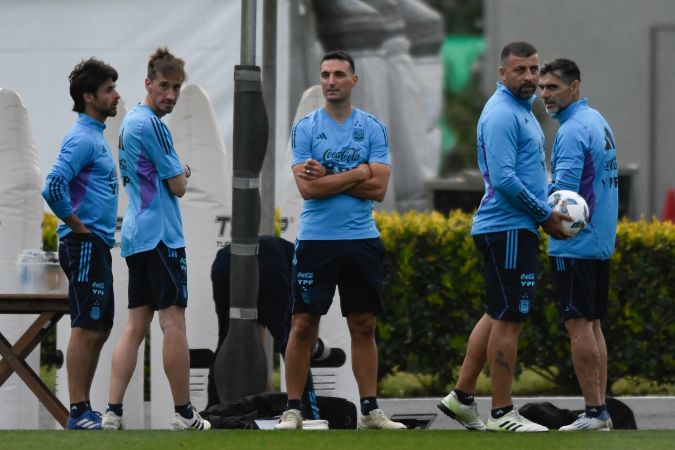 El seleccionador argentino, Lionel Scaloni, acompañado de su cuerpo técnico durante un entrenamiento de la Albiceleste previo a un partido de la eliminatoria sudamericana.
