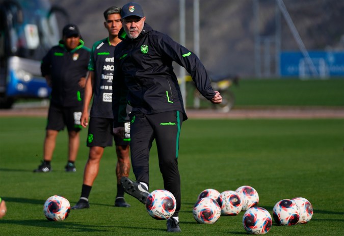 El entrenador brasileño Antonio Zago dirigiendo un entrenamiento de la selección boliviana en La Paz previo a un partido de las eliminatorias sudamericanas el pasado mes de noviembre.