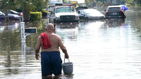 Una calle inundada tras una tormenta que arrojó 9 pulgadas de agua en Fort Lauderdale, Florida.