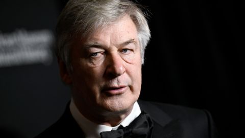 Un juez confirmó el cargo de homicidio involuntario contra Alec Baldwin