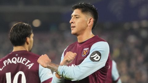 Edson Álvarez celebra un gol con el West Ham.