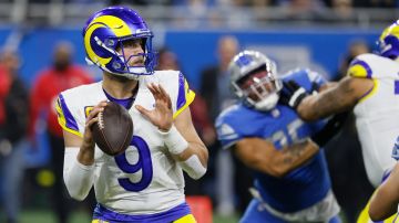 Matthew Stafford lanza durante el duelo de playoffs contra los Lions el pasado enero. Los Rams de Stafford regresarán pronto a Detroit.