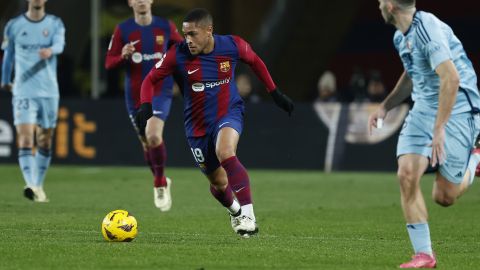 Barcelona's Vitor Roque, center, controls the ball during a Spanish La Liga soccer match between Barcelona and Osasuna at the Olimpic Lluis Companys stadium in Barcelona, Spain, Wednesday, Jan. 31, 2024. (AP Photo/Joan Monfort)