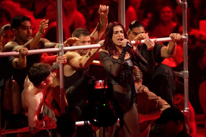 Tras un par de caídas, Dua Lipa decidió cambiar la coreografía de su gira