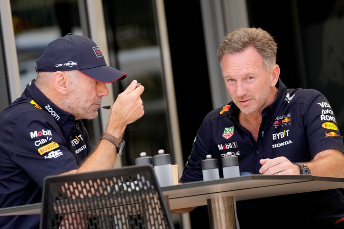 El directo de la escudería Red Bull, Christian Horner, conversando con Adrian Newey durante un momento del Gran Premio de Bahréin que abrió la temporada 2024 de la Fórmula 1.