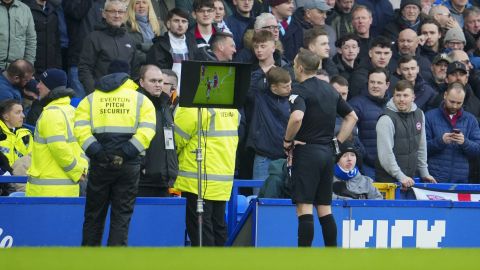 El VAR podría desaparecer de la Premier League.