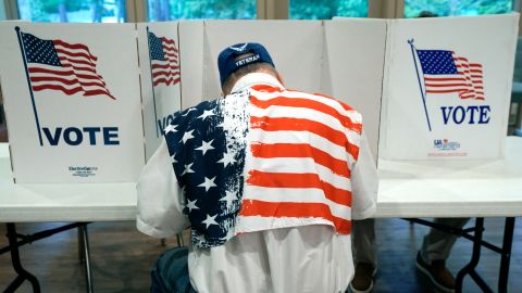 Un votante selecciona sus opciones el día de las elecciones.