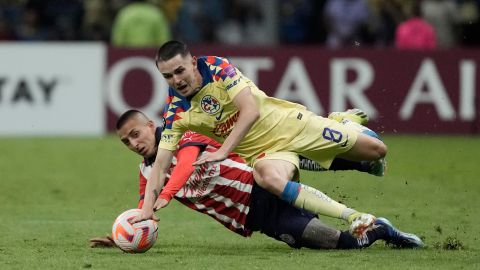 America's Alvaro Fidalgo, top, and Guadalajara's Roberto Alvarado compete for the ball during a CONCACAF Champions Cup, round of sixteen, second leg soccer match at Azteca stadium in Mexico City, Wednesday, March 13, 2024. (AP Photo/Eduardo Verdugo)