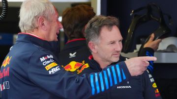 El asesor de la escudería Red Bull, Helmut Marko, conversando con el director del equipo, Christian Horner.