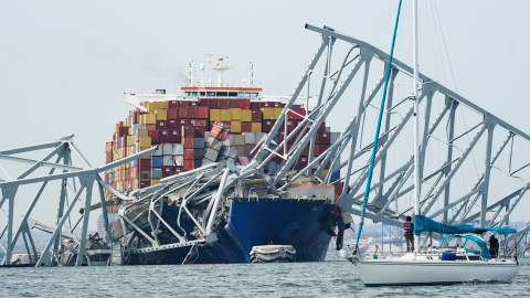 Recuperan un quinto cuerpo de los restos del puente Francis Scott Key en Baltimore