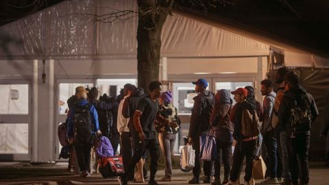 Grupos proinmigrantes se unen tras propuesta que prohibiría desalojo de albergues