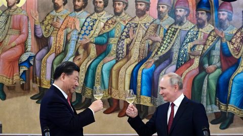 China está ayudando a inclinar el impulso a favor de Rusia, revela espía estadounidense ante el Senado