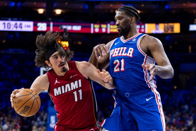 Jaime Jáquez Jr. siendo marcado por una de las grandes figuras actuales de la NBA, el jugador de los Philadelphia 76ers, Joel Embiid.