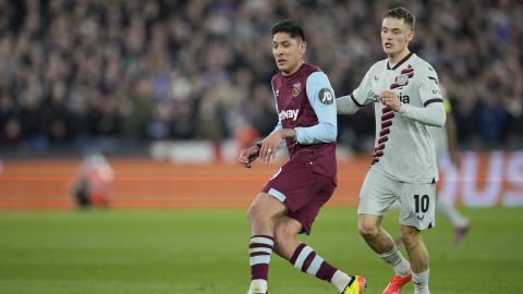 West Ham's Edson Alvarez, left, is challenged by Leverkusen's Florian Wirtz during the Europa League quarterfinal second leg soccer match between West Ham and Bayer 04 Leverkusen in London, Thursday, April 18, 2024.(AP Photo/Kin Cheung)