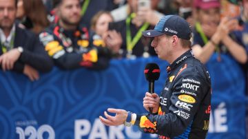 El tricampeón mundial de la Fórmula 1, Max Verstappen, tiene contrato con la escudería Red Bull hasta el final de la temporada 2028.