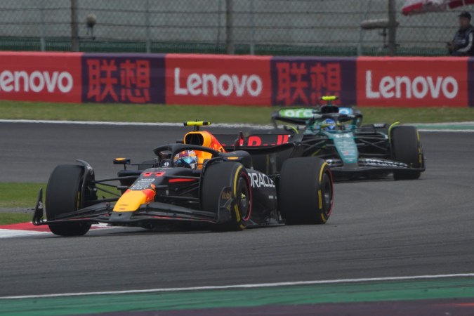Sergio "Checo" Pérez está teniendo un buen comienzo de temporada ocupando el segundo puesto en la clasificación de pilotos por detrás de su compañero, Max Verstappen.