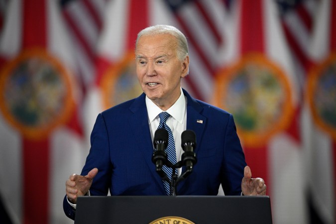 Biden ha responsabilizado a Trump por la prohibición del aborto en Florida y en otros estados.