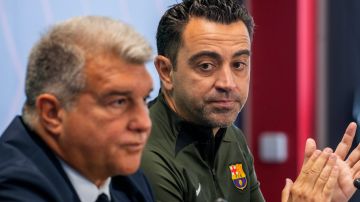 Xavi Hernández acompañado del presidente del FC Barcelona, Joan Laporta, durante una rueda de prensa.