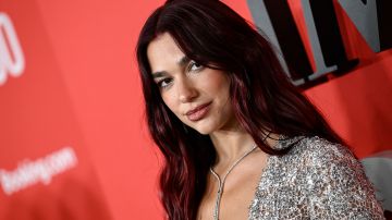 Dua Lipa sorprendió con un concierto en Times Square por el lanzamiento de su nuevo disco