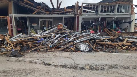 EE.UU. registró al menos 16 tornados en una noche: reportaron un fallecido en Oklahoma