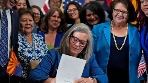 La gobernadora de Arizona Katie Hobbs firma la derogación de la prohibición casi total del aborto de la época de la Guerra Civil.