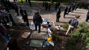 Agentes de policía bloquean un área en el campus de la Universidad Estatal de Portland, en Portland, Oregon.