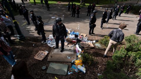 Agentes de policía bloquean un área en el campus de la Universidad Estatal de Portland, en Portland, Oregon.
