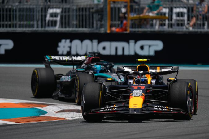 El mexicano Sergio "Checo" Pérez por delante del británico George Russell (Mercedes) durante la primera sesión de entrenamiento del Gran Premio de Miami.