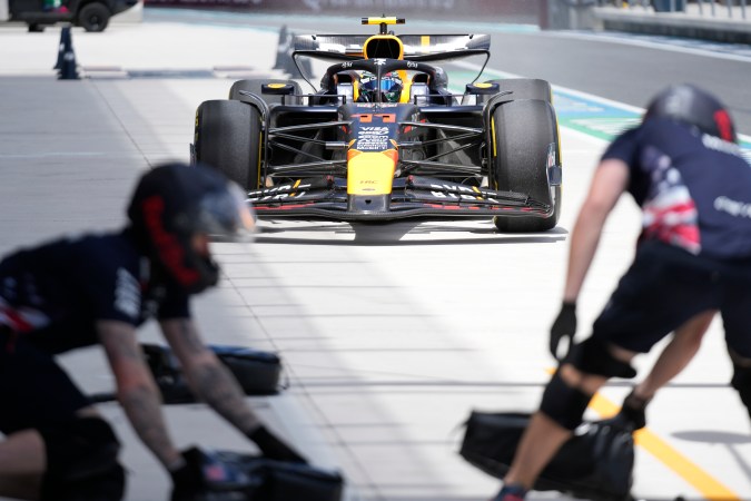 El piloto mexicano de Red Bull, Sergio "Checo" Pérez a su entrada en los pits durante la jornada de entrenamientos libres de cara al Gran Premio de Miami.