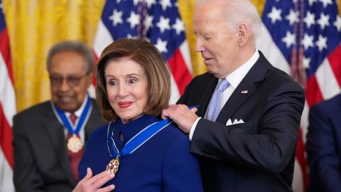 El presidente Joe Biden otorga la Medalla Presidencial de la Libertad a la representante Nancy Pelosi, demócrata por California.