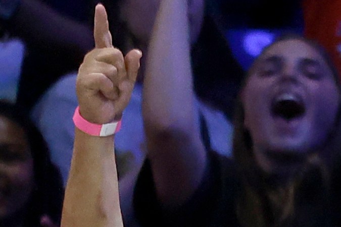 Caitlin Clark sonríe luego de un juego de pretemporada de la WNBA. La hora del debut profesional ha llegado para la estelar basquetbolista.