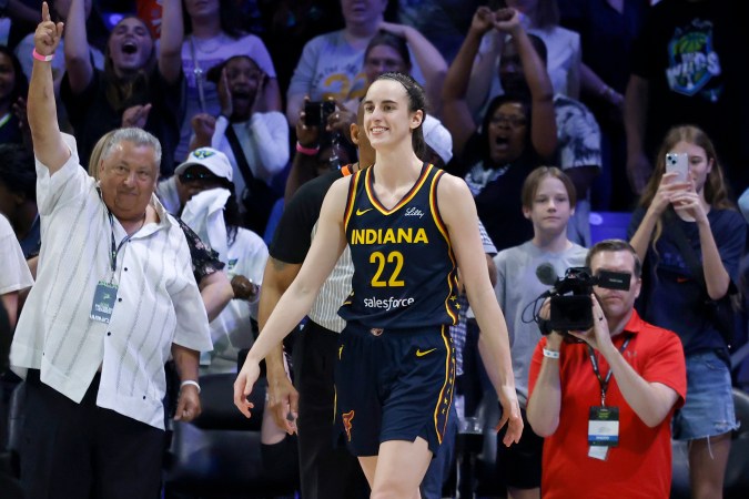 Caitlin Clark sonríe luego de un juego de pretemporada de la WNBA. La hora del debut profesional ha llegado para la estelar basquetbolista.