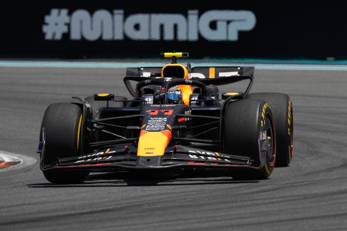 El piloto mexicano de Red Bull, Sergio "Checo" Pérez durante un momento del Gran Premio de Miami en donde terminó en el cuarto puesto tras una penalización a Carlos Sainz Jr.
